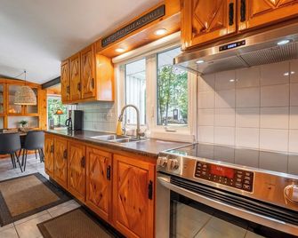 River's Edge Chalet | 4-season Spa | BBQ | Riverfront | 3 Kayaks | Mauricie - Saint-Alexis-des-Monts - Kitchen