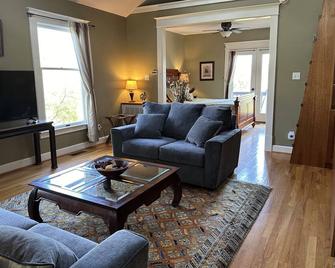 Elegant & Modern Carriage House at Twin Maple Farm - Lexington - Living room