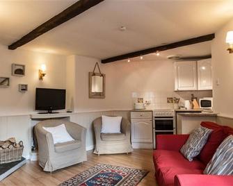 Cheristow Farm Cottages - Bideford - Living room