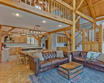 Custom Waterfront Lodge, 4 bed, 4 Bath, Sleeps 12! - Marquette - Living room