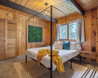 The Matterhorn I Hottub I Ping Pong I Chalk Wall - Fairmont Hot Springs - Bedroom