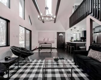 Blvck Cabin II W/ Hot Tub In The Mountains Near Bushkill Fall - East Stroudsburg - Living room
