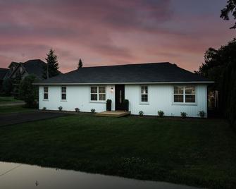The Little White Haus - Niagara-on-the-Lake - Building