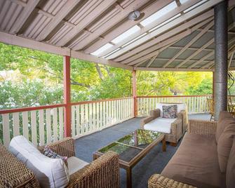 Abernethy House & Cottage - Cessnock - Balcony