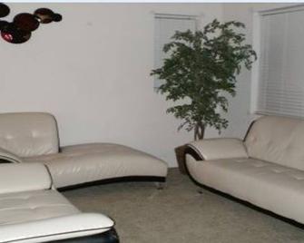 Beautiful Gated Community Where You Can Go Fishing, Walking, Running & Bicycling - Menifee - Living room