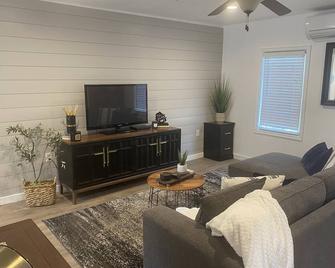 Cheerful 1 Bedroom House in the Middle of Town - Lynden - Living room