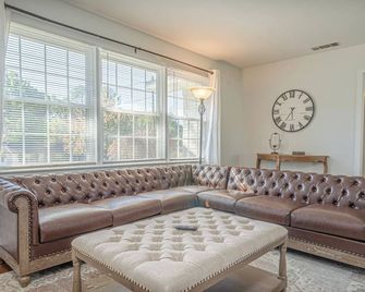 Spacious 4br Columbus Home With Gameroom - Columbus - Living room
