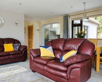 Mins walk from the beach. Great Location - Renvyle - Living room