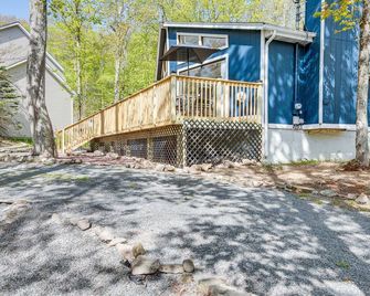Deck and Community Perks Bright Pocono Lake Home! - Pocono Pines - Vista del exterior