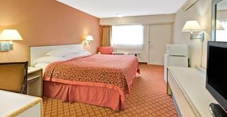 Days Inn by Wyndham Overland Park/Metcalf/Convention Center - Overland Park - Bedroom