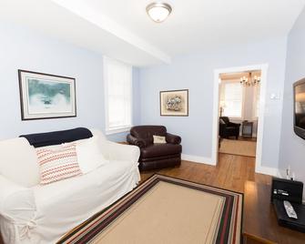 A Quiet Retreat just steps from Naval Academy and all the Downtown Fun! - Annapolis - Living room
