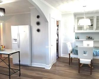 A renovated home decorated with bling, in Newton NC - Newton - Restaurant