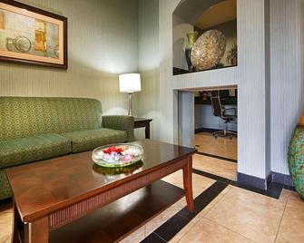 Executive Inn & Suites - Marlin - Living room