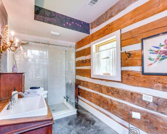 Private Hot Tub Eclectic Ulster County Cabin - Pine Bush
