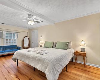 The Cottage at Knollwood Manor - Southern Pines - Bedroom