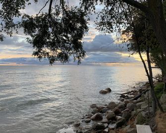 View glorious sunrises and sunsets from this cozy cabin right on Lake Huron! - Port Hope - Beach