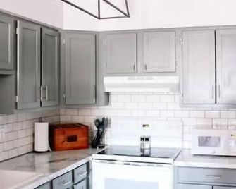 Small-Town Loft: Harvester - Modern Comfort in 1890 Historical Brick Building - Williamsburg - Кухня