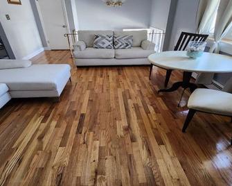 Coastal Retreat 6 MI To Jones Beach - East Rockaway - Living room