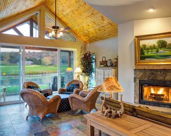 Pebble Bay Club Suites - Camdenton - Living room