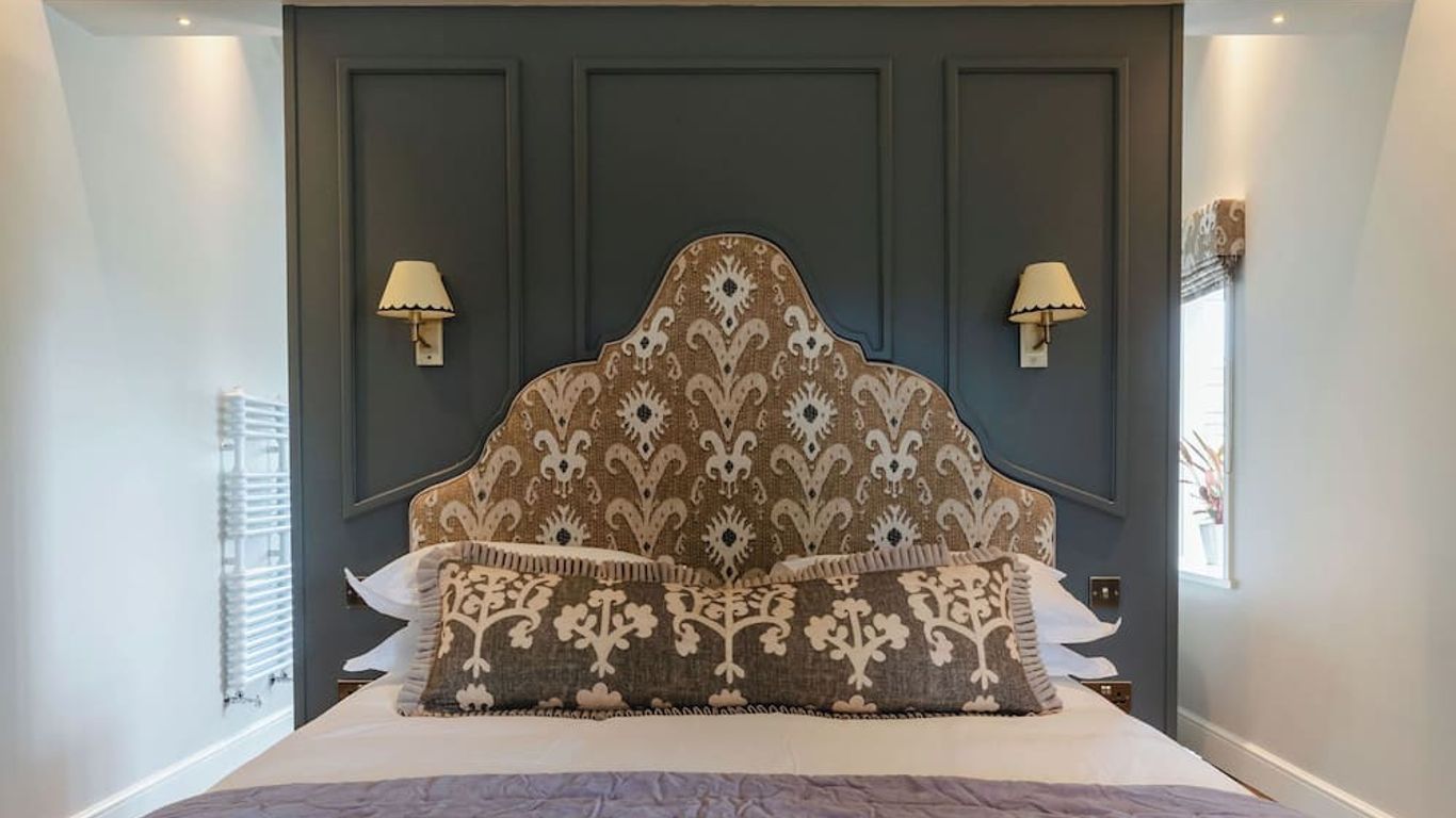 ثري آكريس إن آند ريستورانت