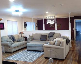 Very private resort-like setting with spacious home, in ground pool, sauna etc. - Weaverville - Sala de estar
