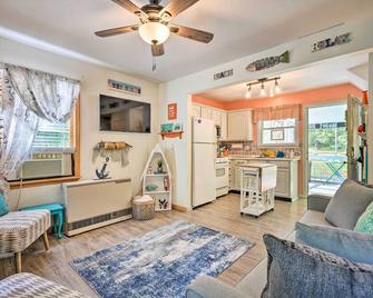 Darling Cottage about 1 Mi to Lake Erie Beach! - North East - Wohnzimmer