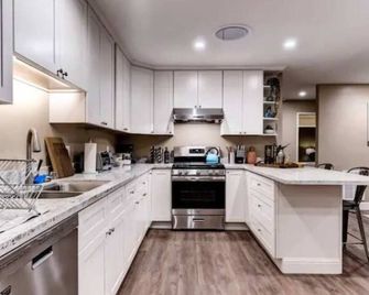 Stunning 3br: Pool Table, Arcades, Chic Comfort - South San Francisco - Kitchen