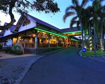 Lombok Garden Hotel - מטראם - בניין