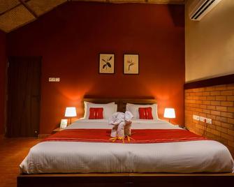 The Estate Resort Bar and Restaurant - Karkala - Bedroom
