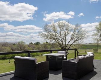 Peaceful 5-bedroom house with stunning views just outside charming Dickinson. - Dickinson - Balkon