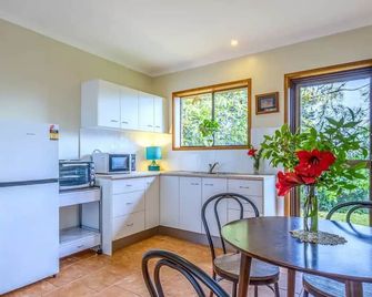 Cosy Golf Course Retreat in Tamborine Mountain with Wifi & Aircon - 山塔姆伯林 - 廚房