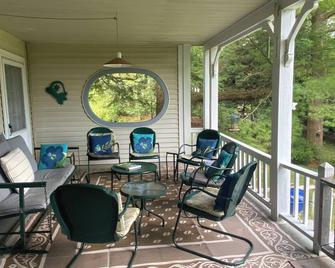 New Listing! Eagles Mere lakefront 6-bedroom 3-bath cottage - Eagles Mere