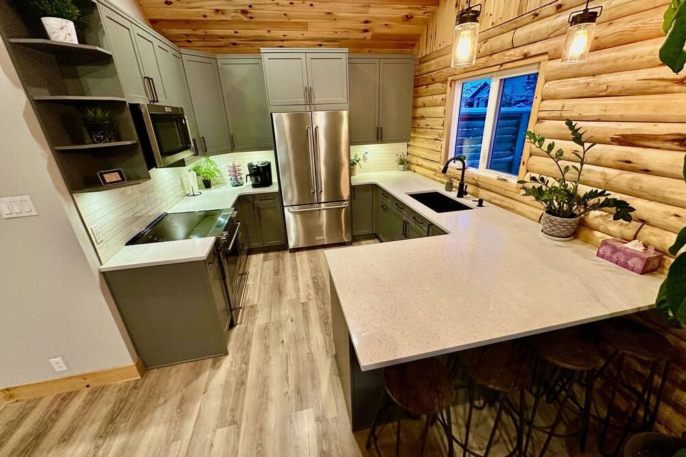 Waterfront Log Home with Beach and Hot Tub. Pet Friendly! - Selkirk - Kitchen