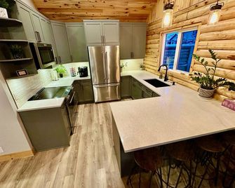 Waterfront Log Home with Beach and Hot Tub. Pet Friendly! - Selkirk - Cuisine