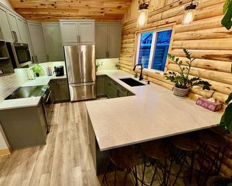 Waterfront Log Home with Beach and Hot Tub. Pet Friendly! - Selkirk - Kitchen