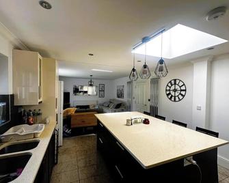 Luxury 3-Bed Ilford Modern Comfort & Elegance - Ilford - Kitchen
