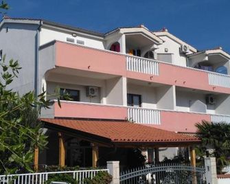 Ivano Apartments - Grebastica - Budynek