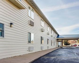 Cozy Queen Stay! Pet Friendly Property with Free Parking! - Shelby - Edificio