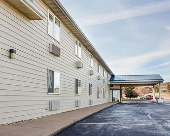 Cozy Queen Stay! Pet Friendly Property with Free Parking! - Shelby - Edificio