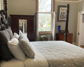 Derby Bank House- Heritage listed two bedroom old school B&B suite or a self contained cabin - Derby - Bedroom