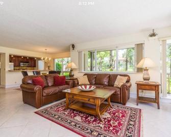 Pga National Resort Golf Villa - Luxurious Two Bedroom First Floor Water View - Palm Beach Gardens - Living room