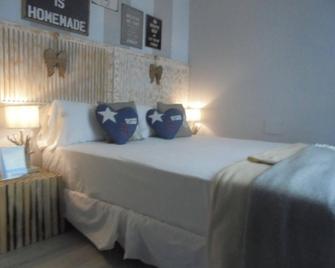 Hostal Tak - Marbella - Bedroom