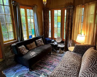 Topanga Wonderland Cottage - Topanga - Living room