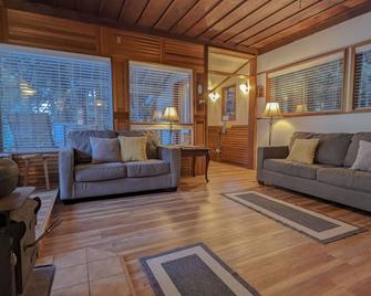 Beach Cottage on Butler's Cove - Budd Bay - Olympia - Living room