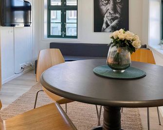 Vibrant apartment on bustling street, above a restaurant - Perfect for tourists, - Stavanger - Yemek odası