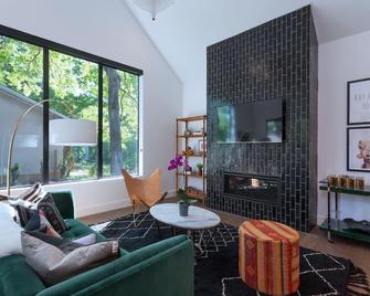 The House Of Yes- Urban Tree House - Austin - Sala de estar