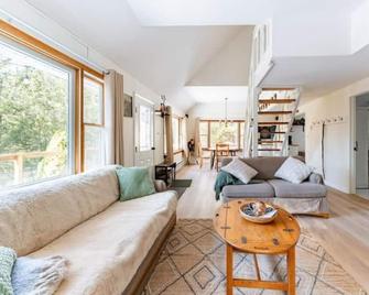 Serene 5-Acre Private Ski Retreat, Hot Tub for 6, Fireplace, and Stunning Views - Arkville
