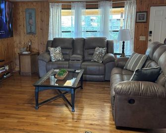 Very charming 4-bedroom 2 bath house on beautiful Lay Lake. - Clanton - Living room
