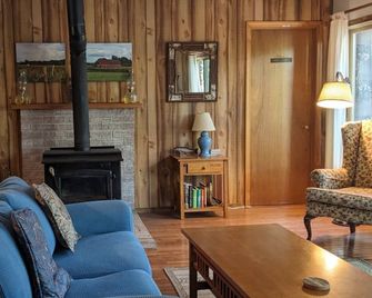 Charleston Lake Front Cottage 4 Bedroom - Lansdowne - Living room