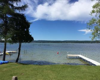 Beach Themed Cottage on Crooked Lake - Sleeps 6 - Petoskey - Beach